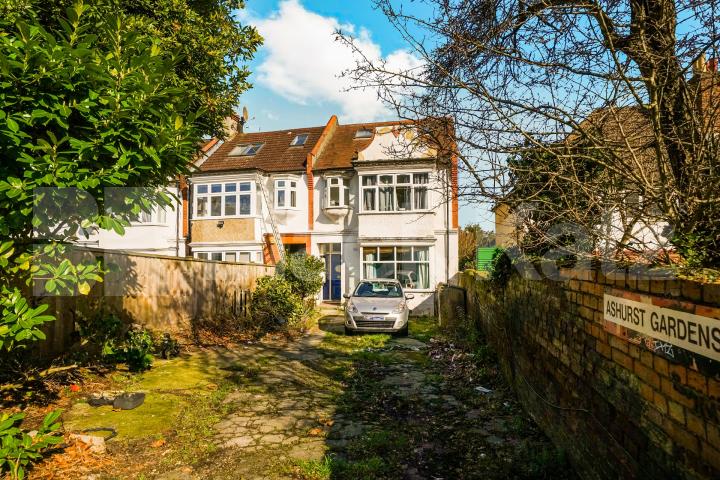 Split level conversion offering 528 Sq. Ft of living & entertaining space  Ashurst Gardens, Tulse Hill / Brixton
